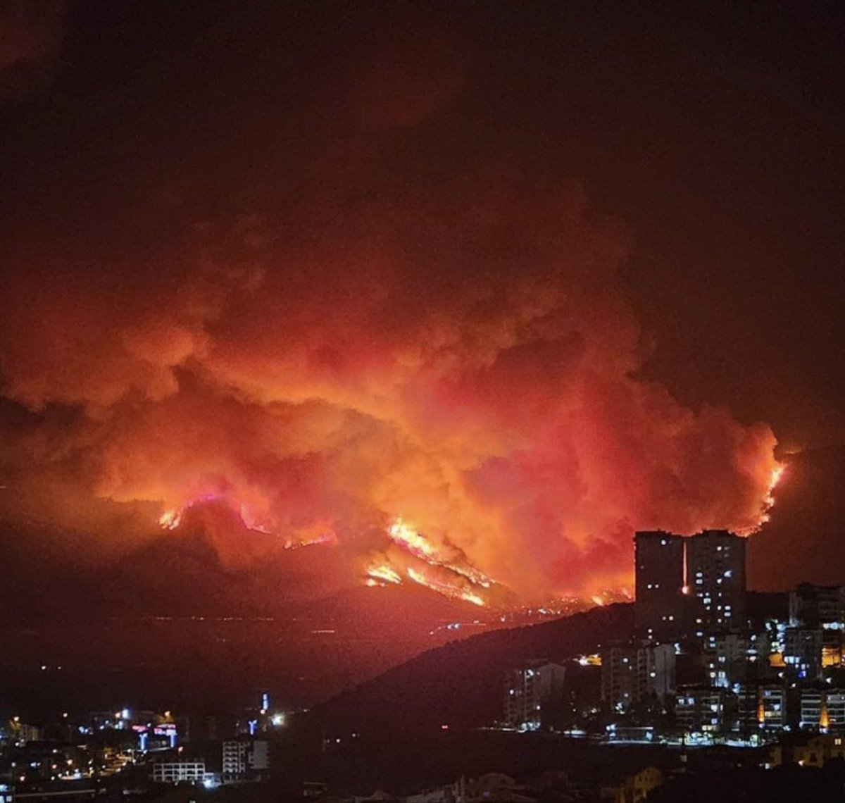 #TürkiyeYanıyor ! 

Hükümet bir açıklama yapacak mı? 

TBMM’de bir araştırma komisyonu kurulacak mı? 

Son yıllarda artan orman yangınlarına karşı hangi PLAN yapıldı? 

İtibardan biraz tasarruf yapıp ciğerlerimizi kurtarsak; Yangın uçağı alsak? 

Ülkemizin 1. ÖNCELİĞİ olmalı!