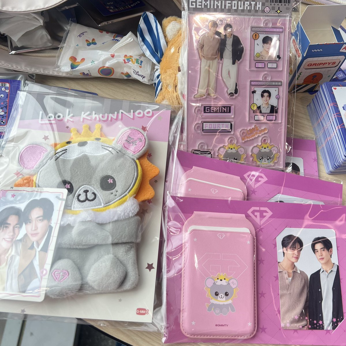 nicejk_'s tweet image. พร้อมส่ง #มหกรรมนิยายนานาชาติ2025xGMMTV
💥 เจมโฟร์ท
— huggy bag อันละ 530
— อะคริลิคคีย์ริง อันละ 320
— magsafe อันละ 430
ค่าส่งเหมา 30
— นัดรับหน้างานวันนี้ได้เลยคับ
#ตลาดนัดเจมีไนน์โฟร์ท
#ตลาดนัดgmmtv