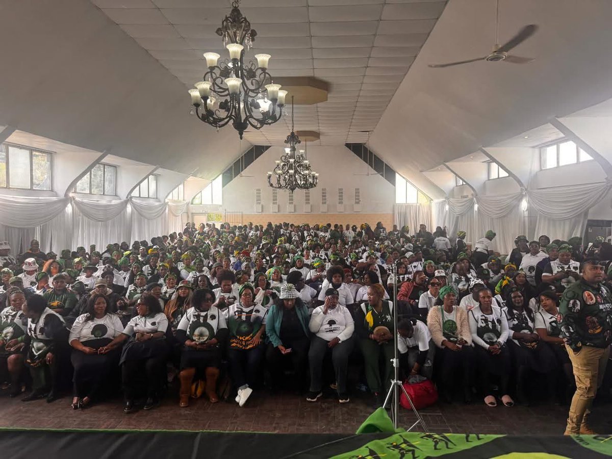 CadreNguyi's tweet image. Commander Morning π uMkhonto weSizwe Womens League in Gauteng! Thatha Lento, Ayina Bungozi! #GwazaMkhontoGwaza