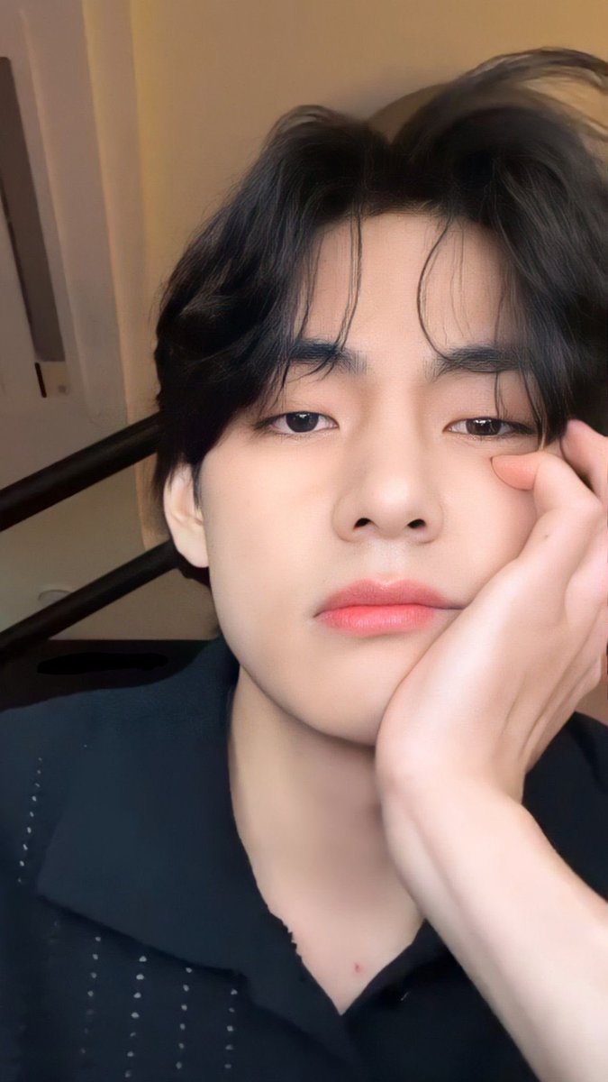 DistinctPost's tweet image. Taehyung commented under Jimin’s recent Instagram post:
“Please reply”