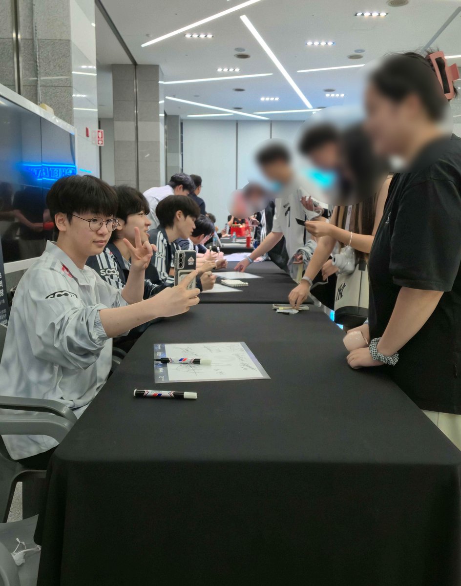 DRX_VALORANT's tweet image. DRX 발로란트 VCT Pacific Stage 2 팬미팅 공지
금일 경기 승리 시 S-PLEX 센터 1층 로비에서 팬미팅이 진행될 예정입니다. 자세한 내용은 다음을 참고바랍니다:
1. 해당 팬미팅은 경기 승리 시 진행됩니다
2. 팀 규정상 음식, 음료, 및 꽃(생화, 드라이플라워) 선물 전달은 불가합니다
3. 팬미팅은…