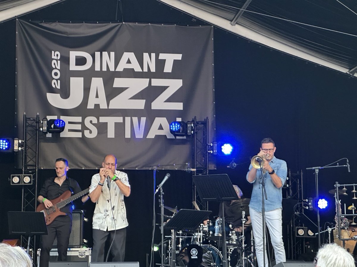 DBoBruessel's tweet image. 🎺 Grandios: #Dinant #Jazz Festival 2025!
Toller Rahmen, stimmungsvolle Klänge, virtuose Musik. Mit dabei: Deutschlands Jazztrompeter #TillBrönner begeisterte beim Festival alle JazzliebhaberInnen und mich. Die 🇩🇪 Botschaft Brüssel ist 2025 erstmals Partner von Dinant Jazz.
