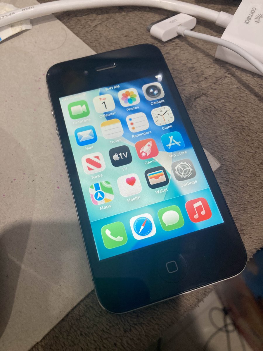 "What if iOS 26 released on the iPhone 4/4S?"

Inspired by <a href="/1000kilobytes/">kilobyte</a> !!

full screen images in replies !!