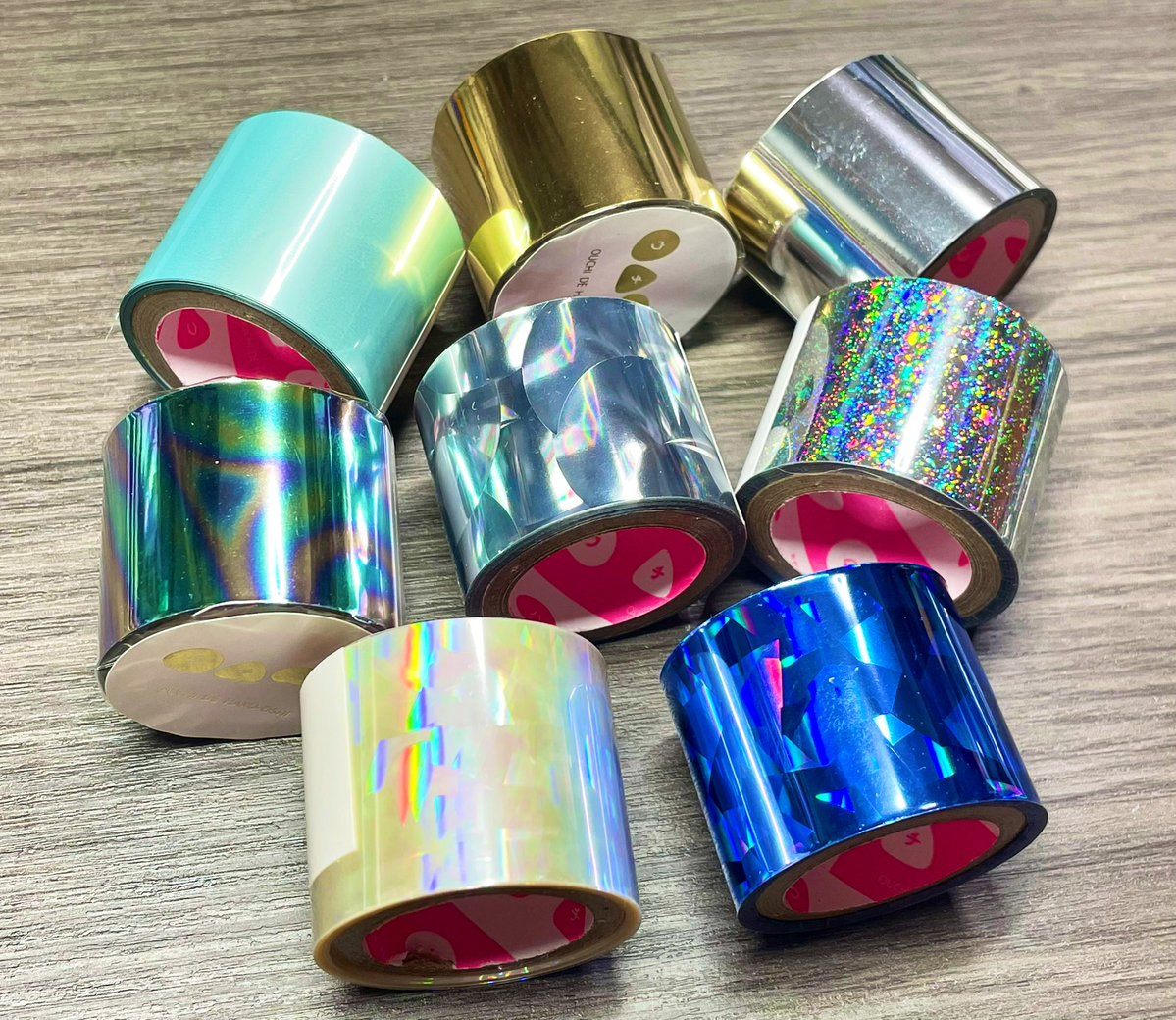 ame_choshinsei's tweet image. 今日のワンフェスでデザインのひきだしでおなじみの村田金箔さんのセルフ箔押しの箔ガチャやってきました!
別売りのグルーペンで描いて乾かして上から箔を擦りつけるだけでめっちゃ簡単!
紙にもプラスチック等にも箔押しできるとのことで、コピー本の箔押しやガレキ塗装にたくさん使うぞ!
#WF2025S