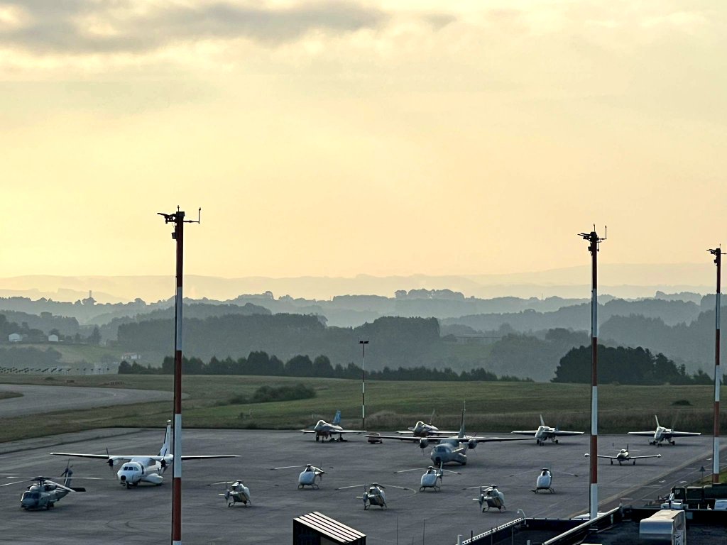 controladores's tweet image. Muchas de las aeronaves 🛩 que participan hoy en el Festival Aéreo de #Gijón operan desde el aeropuerto de #Asturias.
En plataforma: C212 Aviocar, CN235, Súper Saeta, F18, Eurofighter o la Patrulla Aspa...
Todo listo.
A disfrutar!