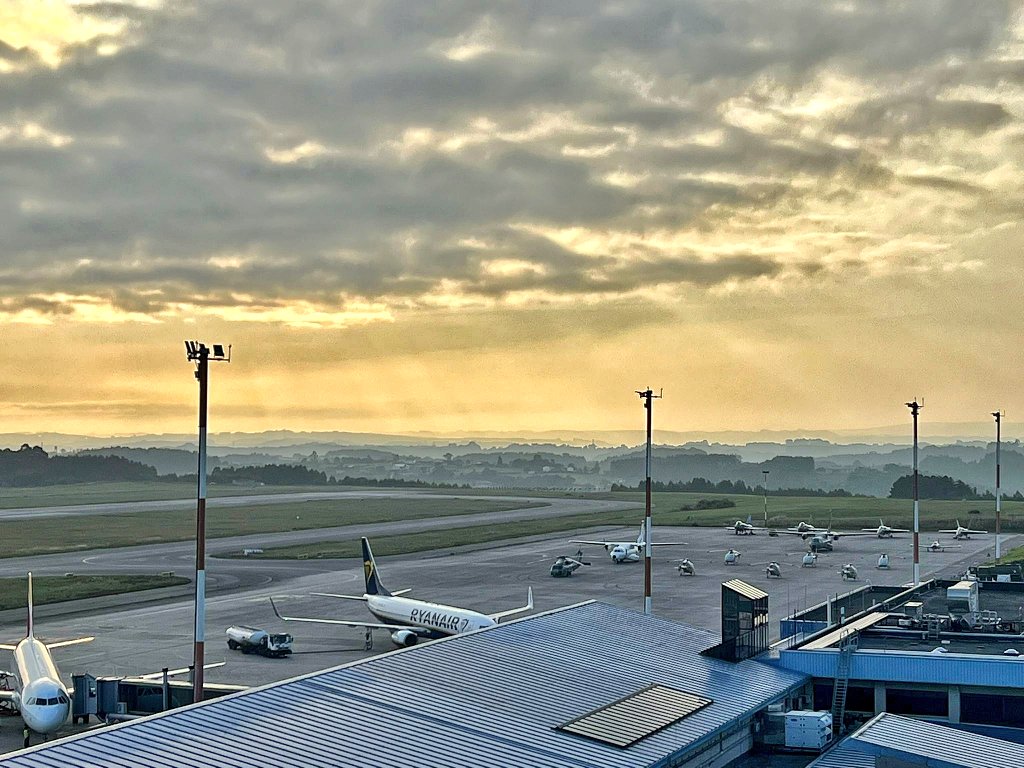 controladores's tweet image. Muchas de las aeronaves 🛩 que participan hoy en el Festival Aéreo de #Gijón operan desde el aeropuerto de #Asturias.
En plataforma: C212 Aviocar, CN235, Súper Saeta, F18, Eurofighter o la Patrulla Aspa...
Todo listo.
A disfrutar!