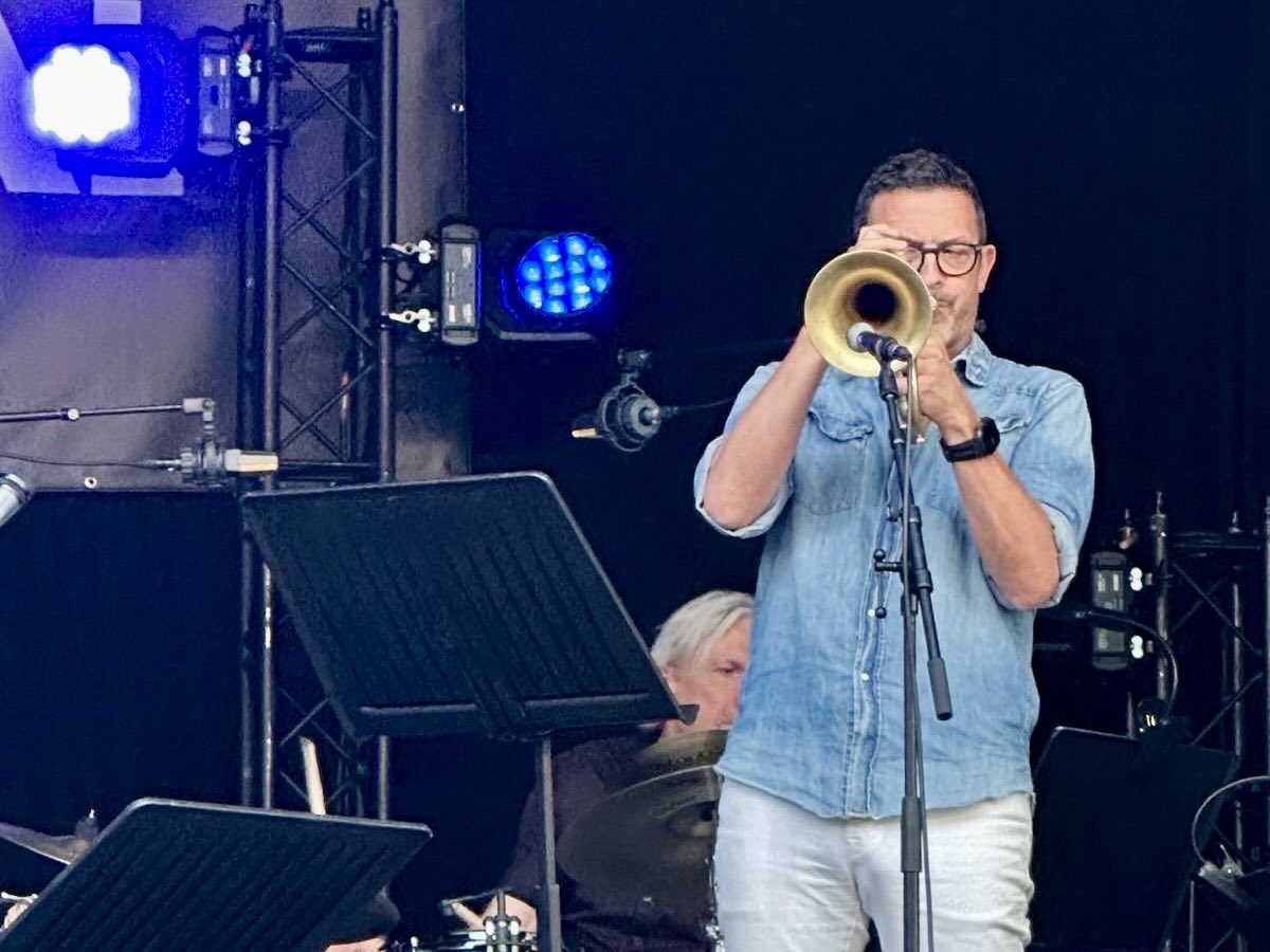 DBoBruessel's tweet image. 🎺 Grandioos: #Dinant #Jazz Festival 2025! Geweldig kader, sfeervolle klanken, virtuoze muziek. Dé Duitse jazztrompettist #TillBrönner verheugde alle jazzliefhebbers en mij ook.
De 🇩🇪 ambassade in Brussel is in 2025 voor de 1e keer partner van het Dinant Jazz festival.