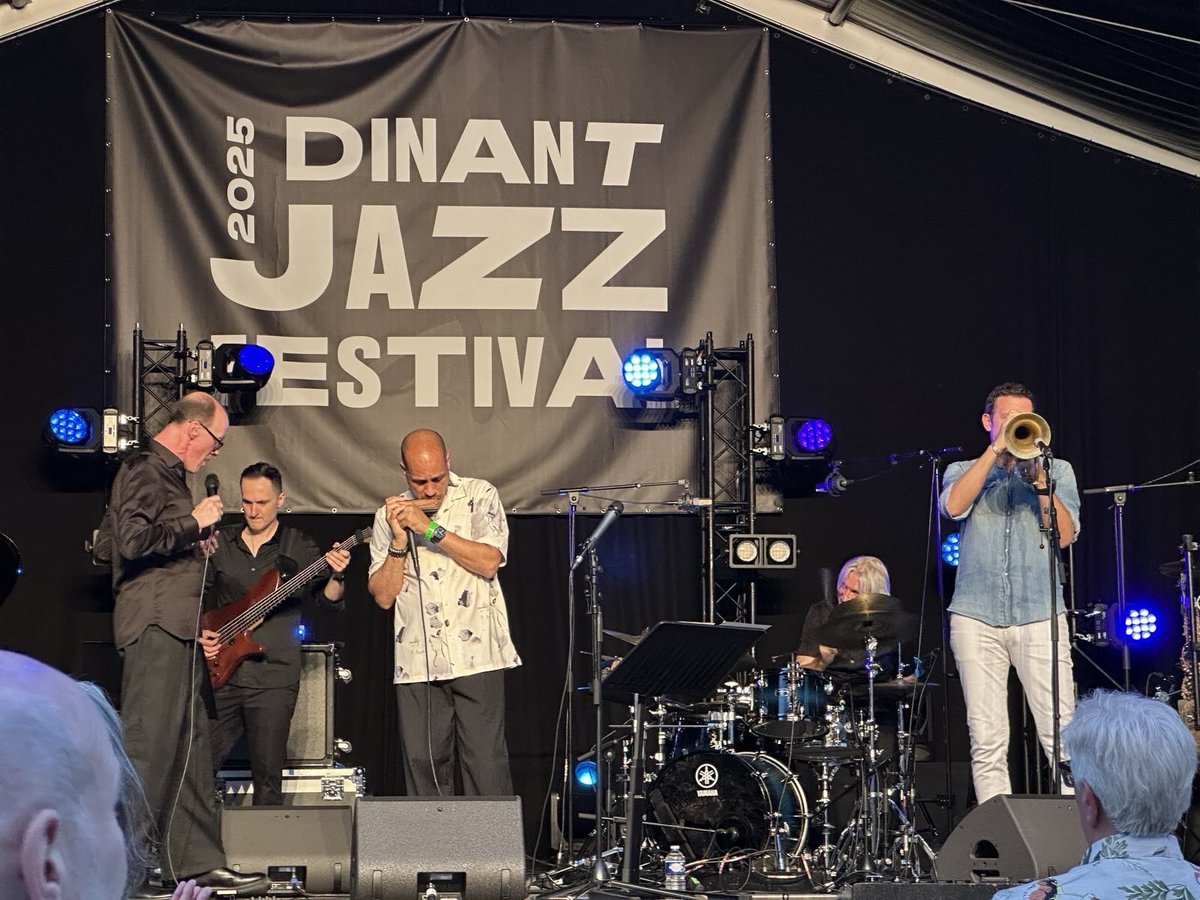 DBoBruessel's tweet image. 🎺 Grandioos: #Dinant #Jazz Festival 2025! Geweldig kader, sfeervolle klanken, virtuoze muziek. Dé Duitse jazztrompettist #TillBrönner verheugde alle jazzliefhebbers en mij ook.
De 🇩🇪 ambassade in Brussel is in 2025 voor de 1e keer partner van het Dinant Jazz festival.