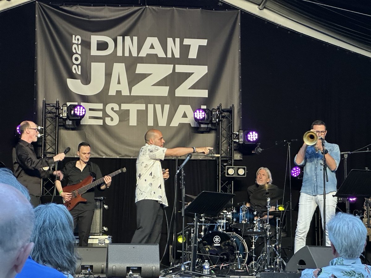 DBoBruessel's tweet image. 🎺 Grandioos: #Dinant #Jazz Festival 2025! Geweldig kader, sfeervolle klanken, virtuoze muziek. Dé Duitse jazztrompettist #TillBrönner verheugde alle jazzliefhebbers en mij ook.
De 🇩🇪 ambassade in Brussel is in 2025 voor de 1e keer partner van het Dinant Jazz festival.