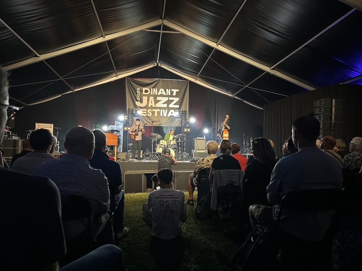 DBoBruessel's tweet image. 🎺 Grandioos: #Dinant #Jazz Festival 2025! Geweldig kader, sfeervolle klanken, virtuoze muziek. Dé Duitse jazztrompettist #TillBrönner verheugde alle jazzliefhebbers en mij ook.
De 🇩🇪 ambassade in Brussel is in 2025 voor de 1e keer partner van het Dinant Jazz festival.