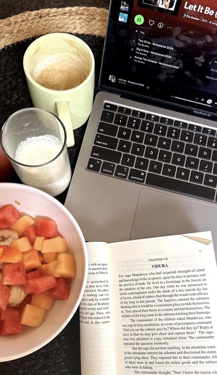 samOOsaaa's tweet image. I don’t even need to cut fruits when i am at home 😊☺️