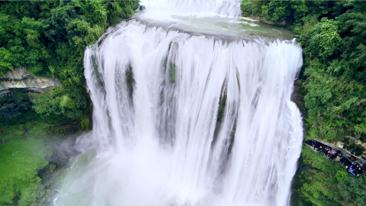 CGTNFrancais's tweet photo. #ChinaTravel #ChillInSummer #CgtnFDigital Nichée au cœur des montagnes luxuriantes du Guizhou, la cascade de Huangguoshu est l'endroit idéal pour échapper à la chaleur estivale. Outre l’admiration du spectacle, il est même possible de marcher juste derrière son rideau d'eau !
(Photos : CGTN)