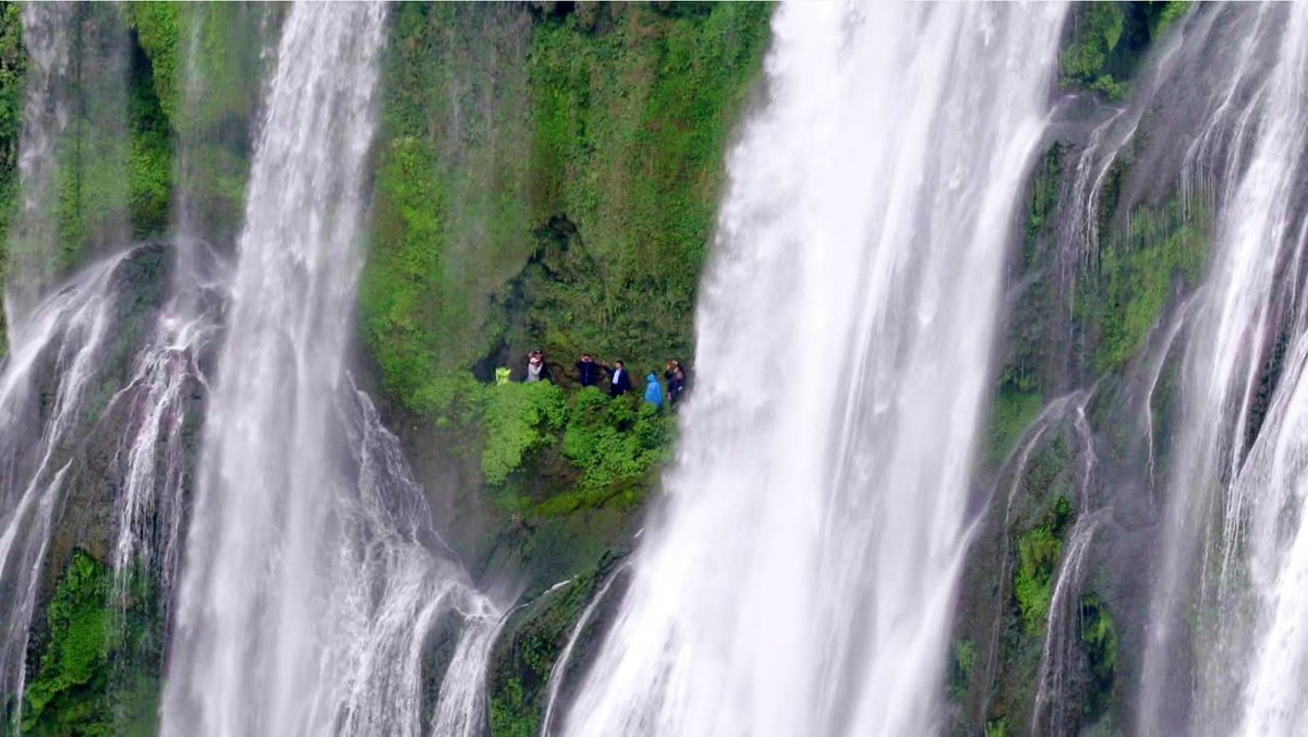 CGTNFrancais's tweet photo. #ChinaTravel #ChillInSummer #CgtnFDigital Nichée au cœur des montagnes luxuriantes du Guizhou, la cascade de Huangguoshu est l'endroit idéal pour échapper à la chaleur estivale. Outre l’admiration du spectacle, il est même possible de marcher juste derrière son rideau d'eau !
(Photos : CGTN)