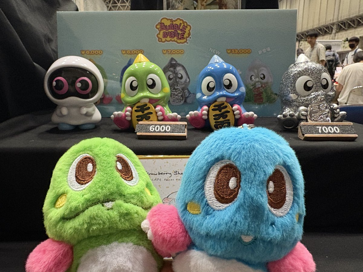 bubblun_jp's tweet image. ぱよんぱ〜❗️
#ワンフェス のボクたちのフィギュア見に行ってきた😊
メロンソーダ風のボクには中にチェリー、ラムネ風ボブルンは中にビー玉が入ってて可愛かった〜😆
#バブルボブル #bubblebobble