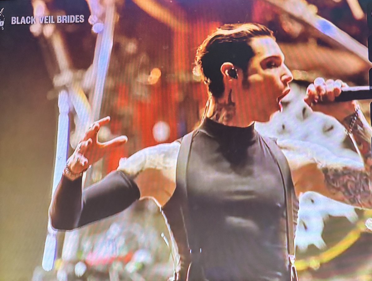 christuboo's tweet photo. Wtf #warpedtour cutting @blackveilbrides In the end. So upset. That’s our ending. What the actually hell 😡😡😡

BVB ROCKED THIS ENTIRE NIGHT. !!! https://t.co/nHPpUv5pk9