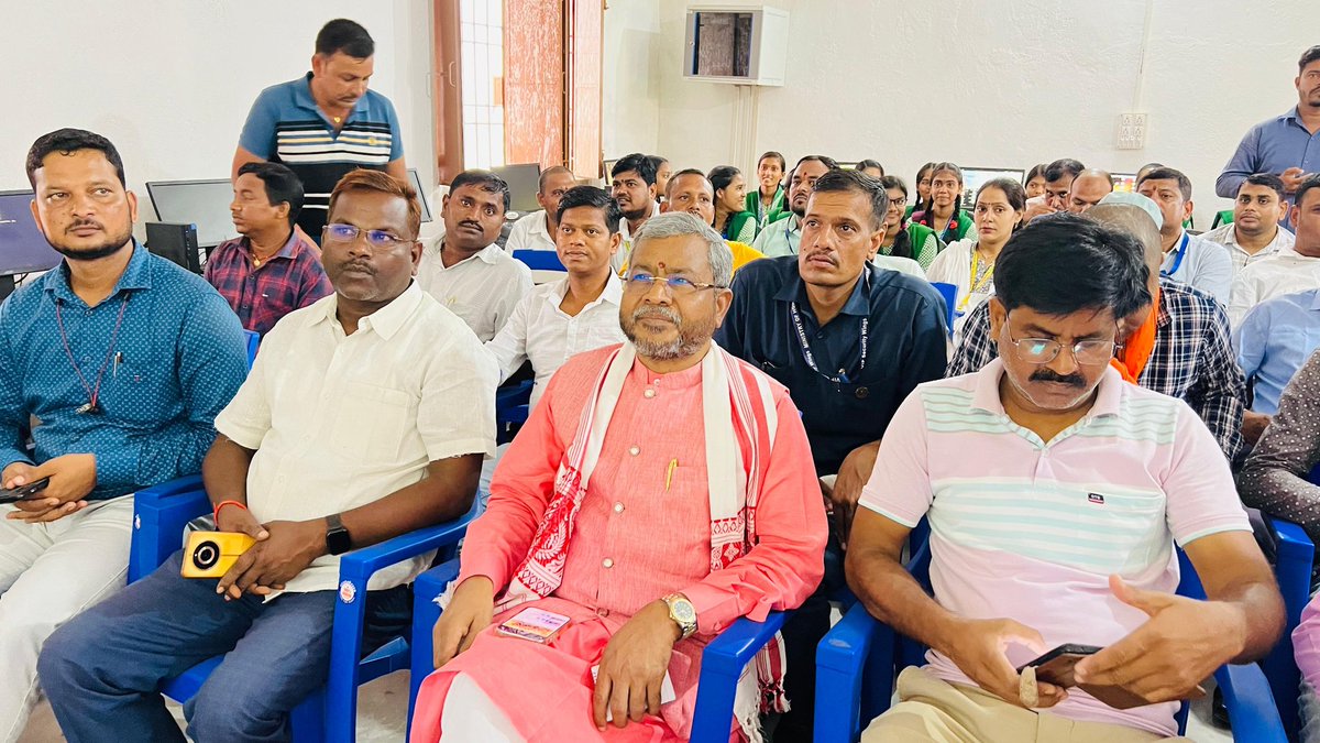 Babulal Marandi (@yourbabulal) on Twitter photo गिरिडीह के चंदौरी मंडल अंतर्गत +2 हाई स्कूल तिसरी बरमसिया के बूथ नंबर 116 पर आदरणीय प्रधानमंत्री श्री <a href="/narendramodi/">Narendra Modi</a> जी के लोकप्रिय कार्यक्रम #MannKiBaat को कार्यकर्ता बंधुओं के साथ सुना ।
<a href="/BJP4India/">BJP</a> <a href="/BJP4Jharkhand/">BJP JHARKHAND</a> गिरिडीह के चंदौरी मंडल अंतर्गत +2 हाई स्कूल तिसरी बरमसिया के बूथ नंबर 116 पर आदरणीय प्रधानमंत्री श्री <a href="/narendramodi/">Narendra Modi</a> जी के लोकप्रिय कार्यक्रम #MannKiBaat को कार्यकर्ता बंधुओं के साथ सुना ।
<a href="/BJP4India/">BJP</a> <a href="/BJP4Jharkhand/">BJP JHARKHAND</a>