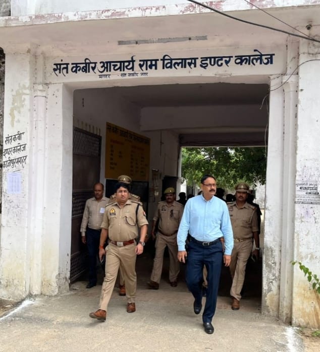 DistrictSant's tweet image. जिलाधिकारी @DistrictSant व पुलिस अधीक्षक @santkabirnagpol द्वारा संयुक्त रुप से आज जनपद में उ0प्र0 लोक सेवा आयोग, प्रयागराज द्वारा आयोजित समीक्षा अधिकारी / सहायक समीक्षा अधिकारी परीक्षा संचालन के दौरान विभिन्न परीक्षा केन्द्रों का निरीक्षण किया गया। तथा सम्बन्धित को आवश्यक दिशा…