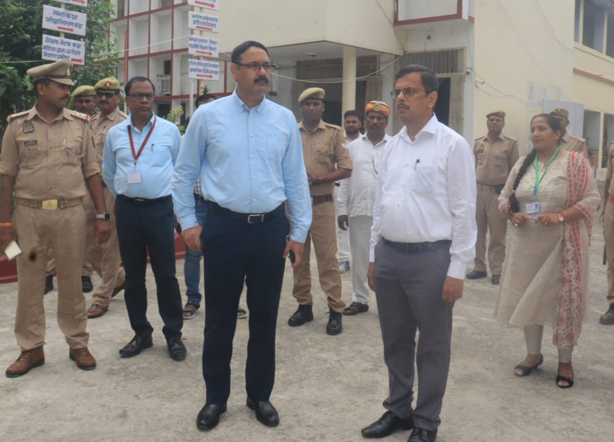 DistrictSant's tweet image. जिलाधिकारी @DistrictSant व पुलिस अधीक्षक @santkabirnagpol द्वारा संयुक्त रुप से आज जनपद में उ0प्र0 लोक सेवा आयोग, प्रयागराज द्वारा आयोजित समीक्षा अधिकारी / सहायक समीक्षा अधिकारी परीक्षा संचालन के दौरान विभिन्न परीक्षा केन्द्रों का निरीक्षण किया गया। तथा सम्बन्धित को आवश्यक दिशा…