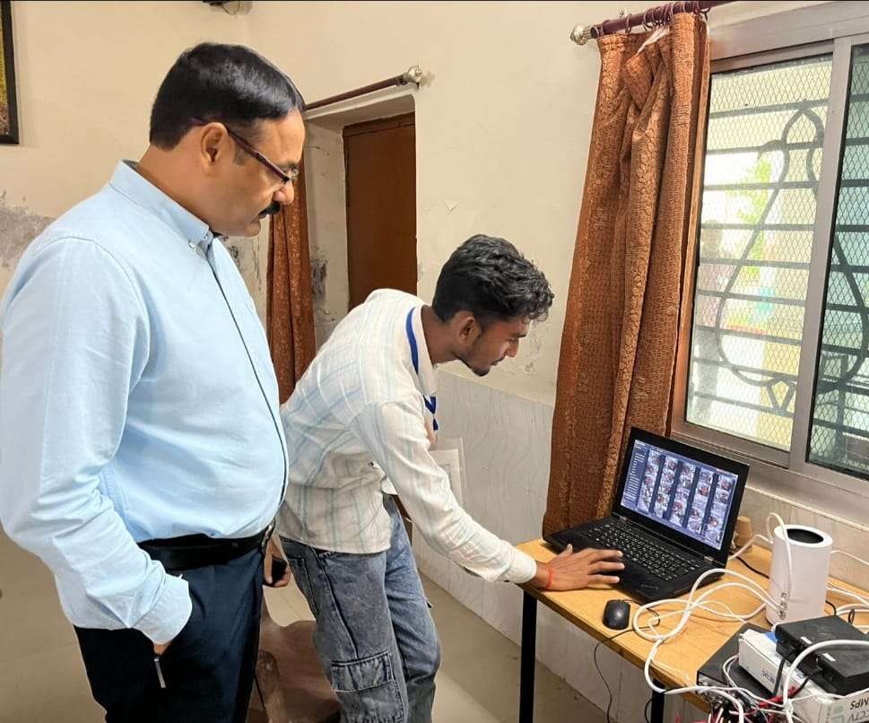 DistrictSant's tweet image. जिलाधिकारी @DistrictSant व पुलिस अधीक्षक @santkabirnagpol द्वारा संयुक्त रुप से आज जनपद में उ0प्र0 लोक सेवा आयोग, प्रयागराज द्वारा आयोजित समीक्षा अधिकारी / सहायक समीक्षा अधिकारी परीक्षा संचालन के दौरान विभिन्न परीक्षा केन्द्रों का निरीक्षण किया गया। तथा सम्बन्धित को आवश्यक दिशा…