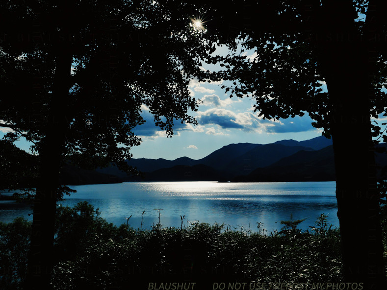 산 사이의 호수