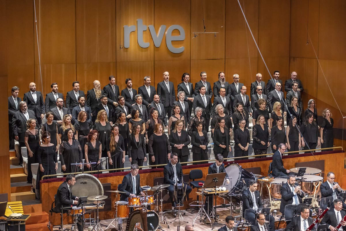 NEUDC_RNE's tweet image. Hoy en entrevista de actualidad hemos tenido el privilegio de hablar con @benaventsanabre, director del concierto homenaje a Queen de la @OCRTVE
Escúchala aquí👉RTVE.es/a/16678322/