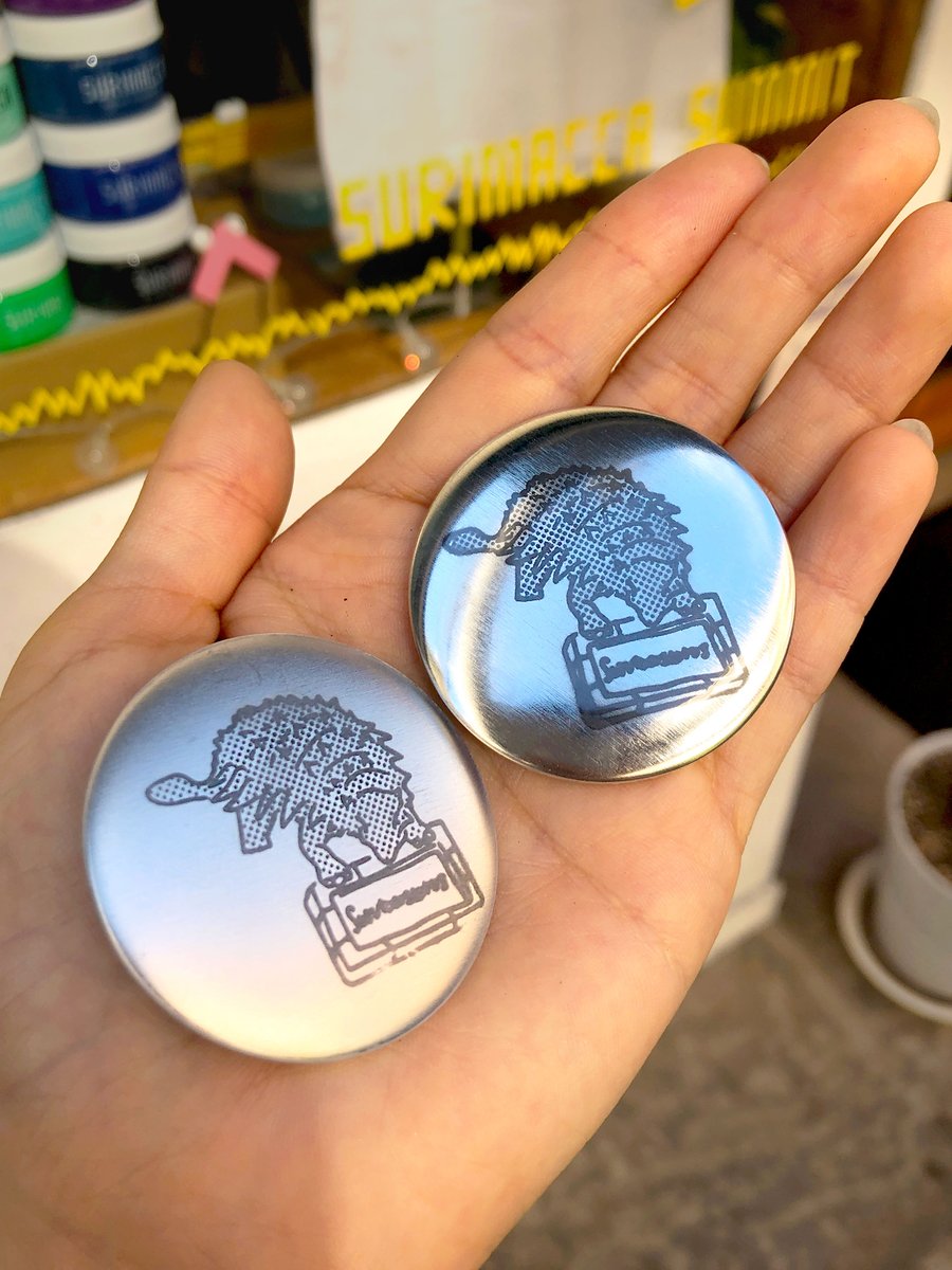 surutoco's tweet image. /
⚡電解缶バッジ × マットフィルム🌫️
\
マットフィルムにすると、
メタリック感が抑えられてデザインが見えやすい👀‼
イメージに合わせて使い分けるのもおススメです◎
今なら、電解缶バッジのガチャガチャもあるヨ🦕
jam-p.com/blog/post-2035…