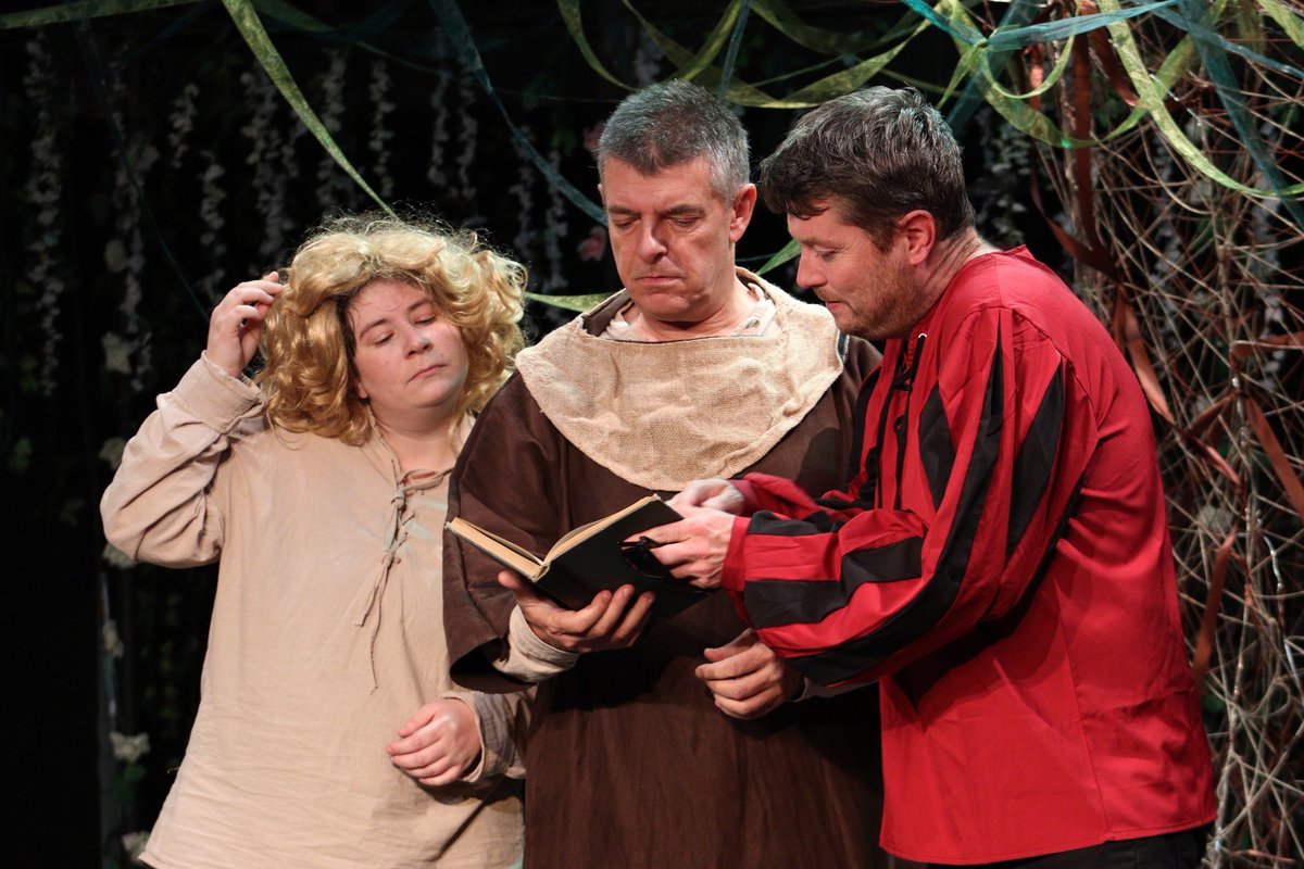 UnboundTheatre's tweet image. We're hitting the road! 'As You Like It' begins its tour with a SOLD OUT matinee at @WycombeMuseum.
(Yes, we'll be finished well before the football starts)
Full tour dates: unboundtheatre.co.uk/bucks-shakespe…
#TellGreatStories #BucksShakespeareFest