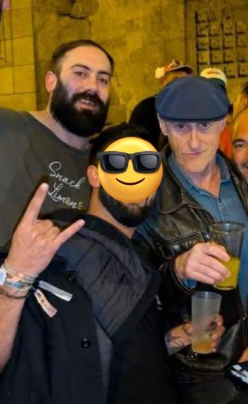 Regreso solo para subir una foto con la leyenda Jorge, vocalista de Ilegales