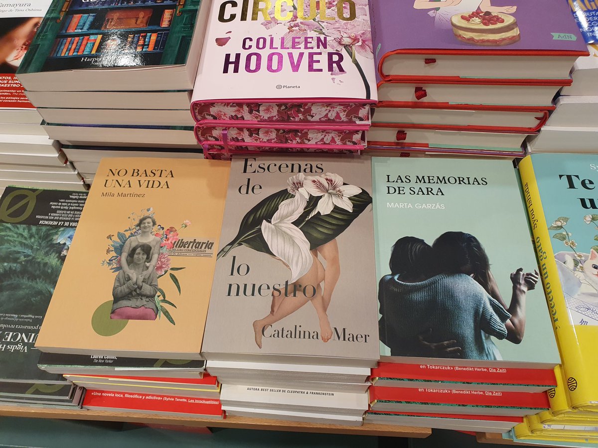 Nuestros libros están en muchas librerías. Aquí en <a href="/casadellibro/">Casa del Libro</a> de Madrid. Buenas lecturas para un buen verano. 🌞