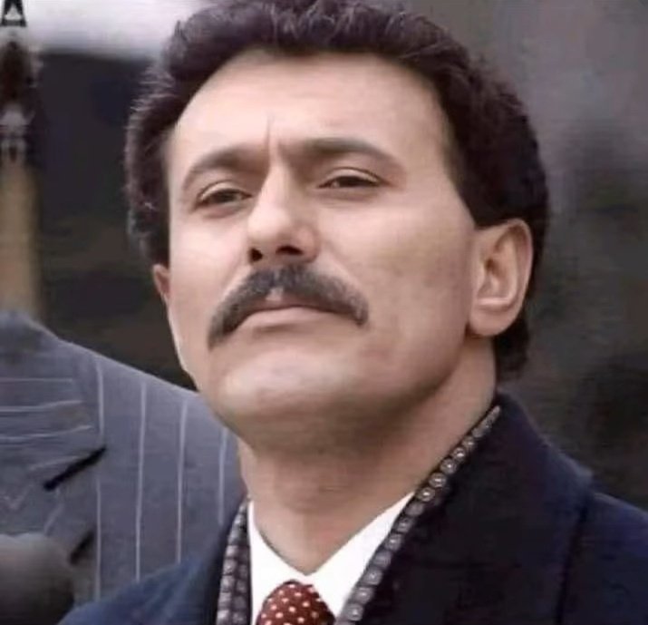ألا ليت الزمن يرجع ويرجع لليمن عفاش
تعود أيام ما نسمع بها مدفع ولا رشاش
أمان الناس ما تفزع لا قاتـل ولا نهّاش
سلام وأمن في الشارع ولا قاتـل ولا غشاش
بأعلى الصوت هيا ارفع.. سلام الله على عفاش

الله يرحمه ويغفر له يارب