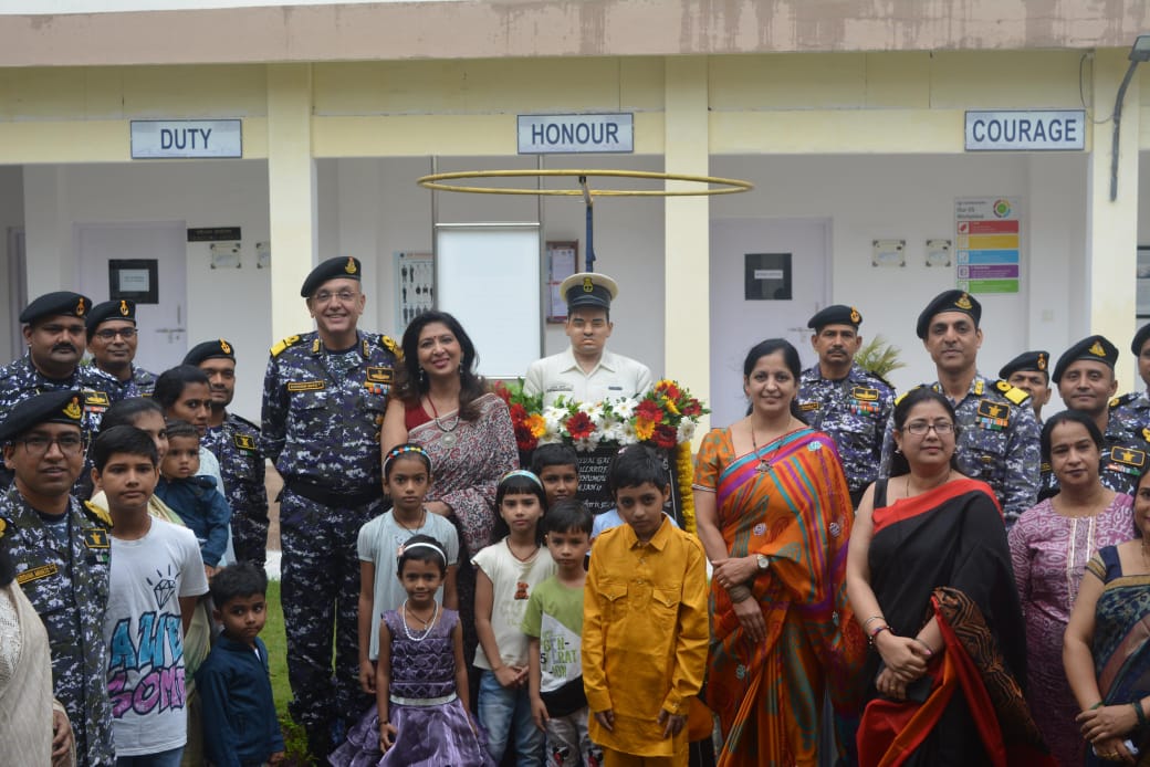 IN_HQENC's tweet image. ⚓️ A day of reflection and renewal! ✨
🇮🇳A bust of Rakesh Kumar HA4, Nao Sena Medal (Gallantry) (Posthumous), was unveiled by RAdm Ravnish Seth, CSO (Tech), HQENC at INS Vishwakarma, #Visakhapatnam paying homage to his valour and selfless service to the nation.
📚 A…