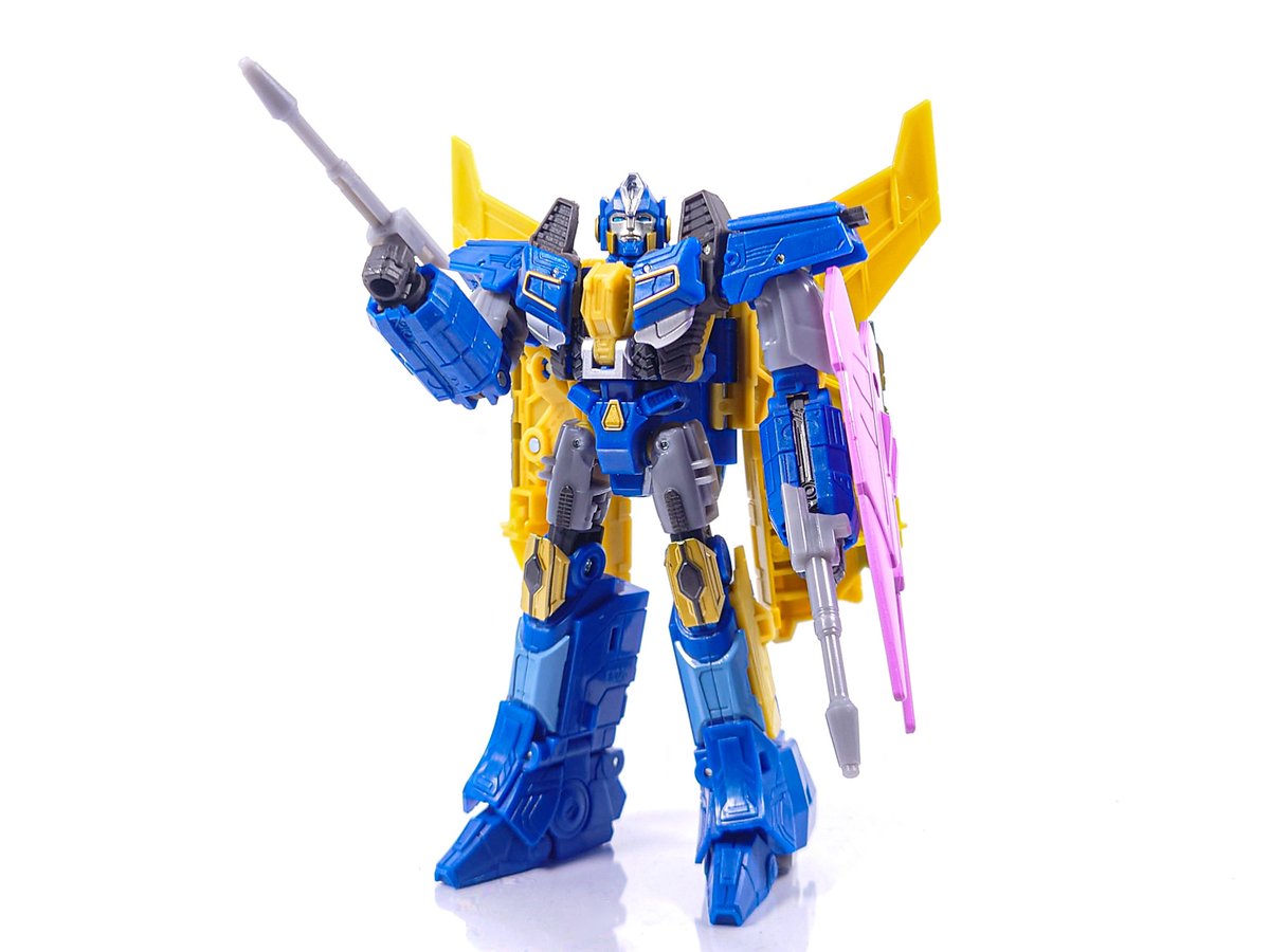PS_Sirenstrike's tweet image. TS-02 センチネルプライム
ONE劇中の腕がやや長くて脚長なプロポーションがよく表現されてます
可動は考慮されてるけど拳の可動が無いのが惜しい
バトルモードへ武器以外差し替え無しで変形できるのでプレイバリューが高いです
ビークルは腕のキャノンがブースターになって説得力が高まってます