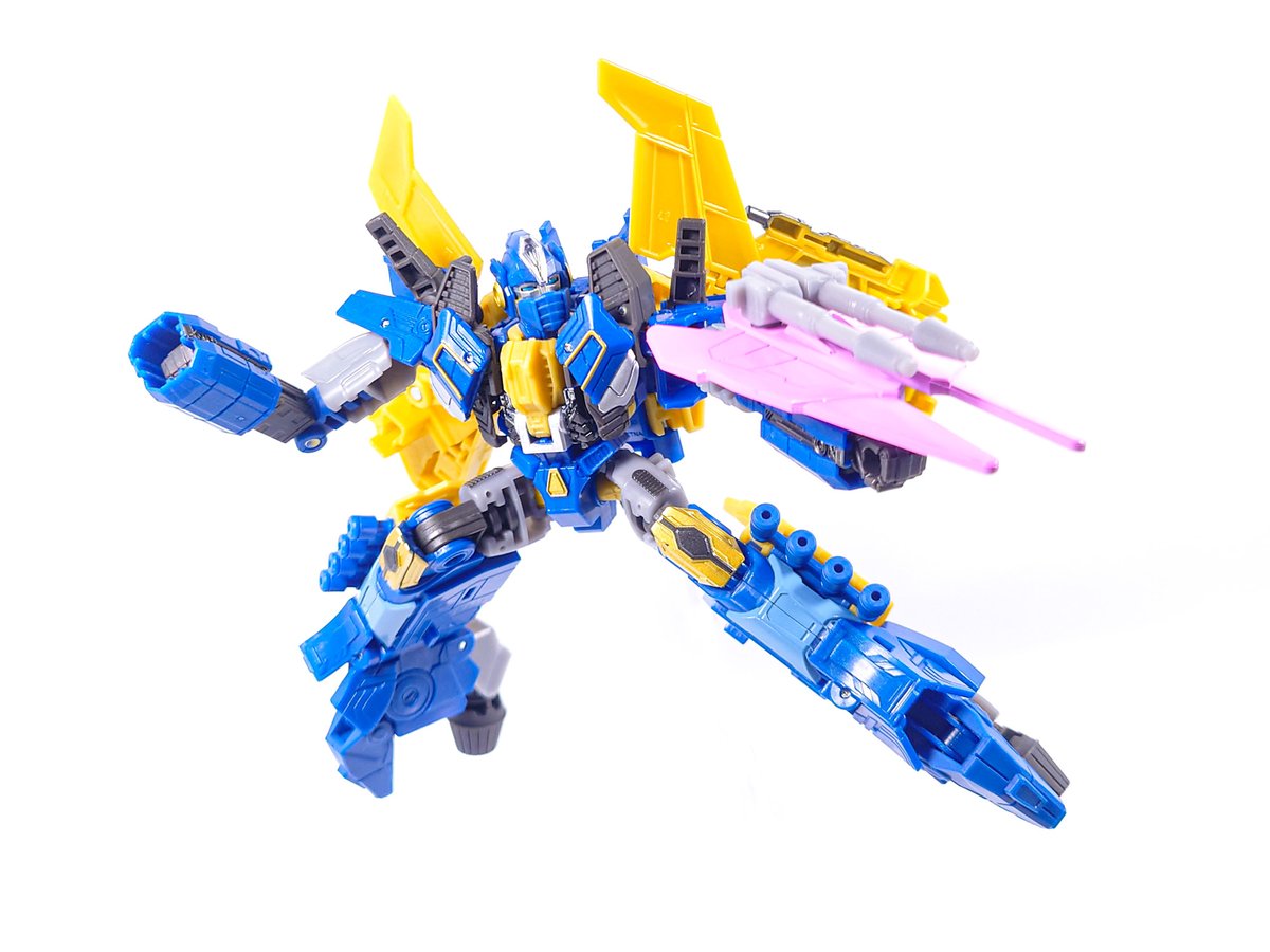 PS_Sirenstrike's tweet image. TS-02 センチネルプライム
ONE劇中の腕がやや長くて脚長なプロポーションがよく表現されてます
可動は考慮されてるけど拳の可動が無いのが惜しい
バトルモードへ武器以外差し替え無しで変形できるのでプレイバリューが高いです
ビークルは腕のキャノンがブースターになって説得力が高まってます