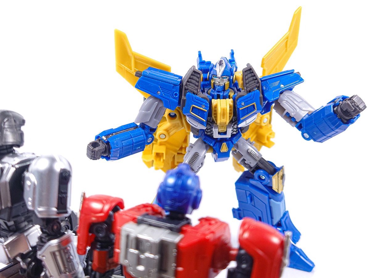 PS_Sirenstrike's tweet image. TS-02 センチネルプライム
ONE劇中の腕がやや長くて脚長なプロポーションがよく表現されてます
可動は考慮されてるけど拳の可動が無いのが惜しい
バトルモードへ武器以外差し替え無しで変形できるのでプレイバリューが高いです
ビークルは腕のキャノンがブースターになって説得力が高まってます