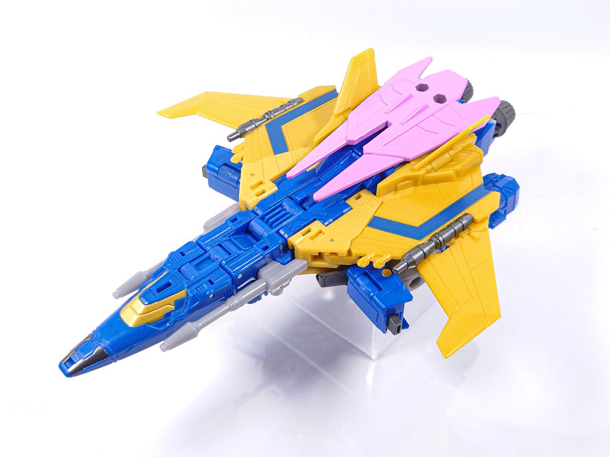 PS_Sirenstrike's tweet image. TS-02 センチネルプライム
ONE劇中の腕がやや長くて脚長なプロポーションがよく表現されてます
可動は考慮されてるけど拳の可動が無いのが惜しい
バトルモードへ武器以外差し替え無しで変形できるのでプレイバリューが高いです
ビークルは腕のキャノンがブースターになって説得力が高まってます