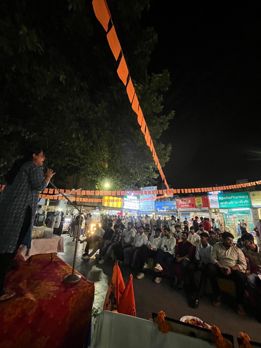 ABVPDelhi's tweet photo. आज राष्ट्रीय कला मंच कालकाजी विभाग द्वारा कारगिल विजय दिवस के अवसर पर कवि सम्मेलन कार्यक्रम आयोजित किया गया। कार्यक्रम में अखिल भारतीय विद्यार्थी परिषद राष्ट्रीय मंत्री सुश्री शिवांगी खरवाल एवं कवि धर��मवीर व कवि संक्षेप की विशेष उपस्थिति रही | https://t.co/yQGwtJLRRi