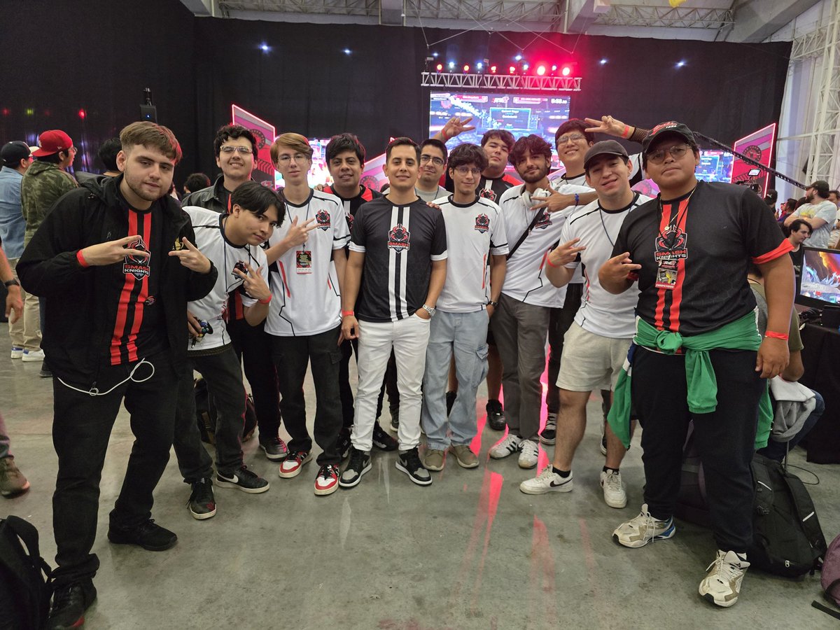 This pic hits hard! 
Smash Knights presente en Smash Factor 12. Faltaron algunos, pero ya saben lo difícil que es juntar a todos para la foto. 

Seguimos en top 64!

#KnightUP ⚔️🛡