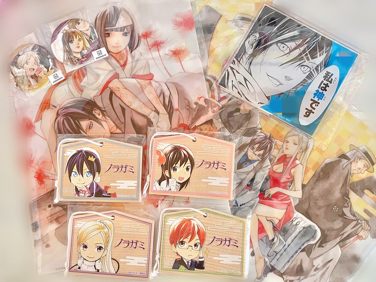 zai_253's tweet image. まるくじ届きました〜!!
絵馬風キーホルダーが思ってたより良くて幸せです。
缶バッジは雪音君と、ひよりちゃん…に神憑ってる夜トです。二石三鳥。
欲しかったの当てれて嬉しい結果でしたー!!ありがとうまるくじ!ありがとうノラガミ!!
