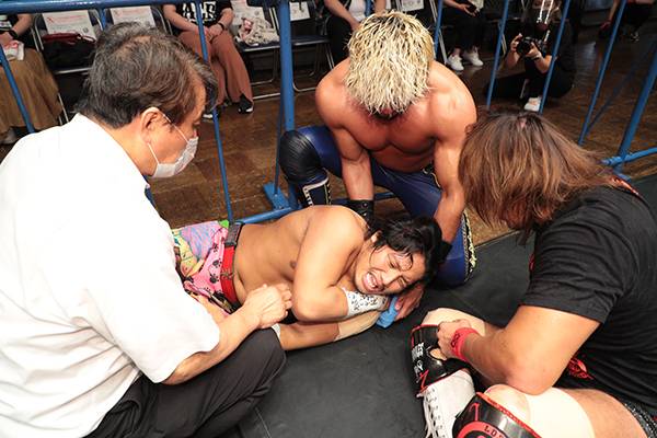 1028strong's tweet image. 石森太二選手のYes Lockにギブアップ負けした高橋ヒロム選手!肩のダメージが大きくリングドクター、タッグパートナーの内藤哲也選手、SANADA選手も駆けつける。