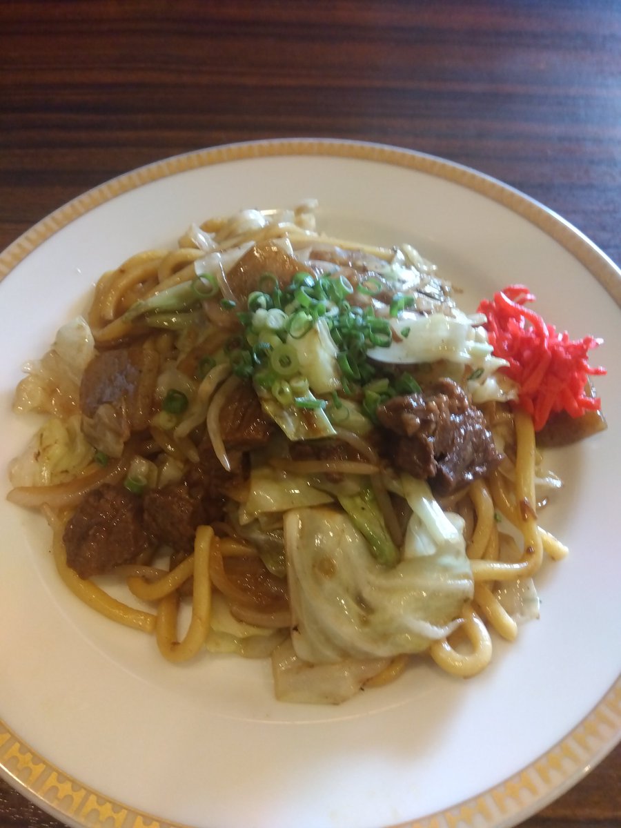 nakazzza's tweet image. メシは常陸焼きそば

まあ『焼きそば』と言いつつ『焼きうどん？』ってくらい太麺なんですけどね〜