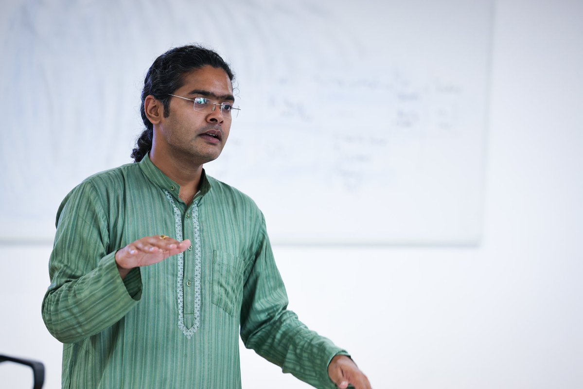ChanakyaUni's tweet image. Apurv Mishra, Consultant to the PM’s Economic Advisory Council, unpacked India’s energy governance at the Indo-European Summer Academy 2025. From RTIs to institutional reform, he mapped how climate goals, law, and federal politics collide in shaping our energy future.
