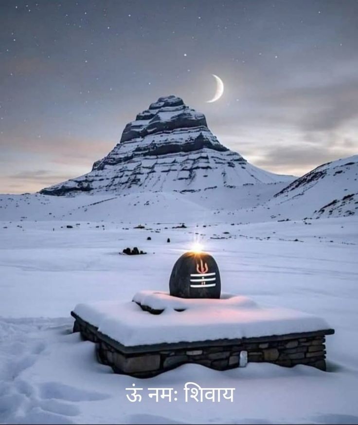 वो न अदृश्य है, न दृश्य...
वो है — स्वयं अस्तित्व की परिभाषा!
#ॐ_नमः_शिवाय!🔱☀️