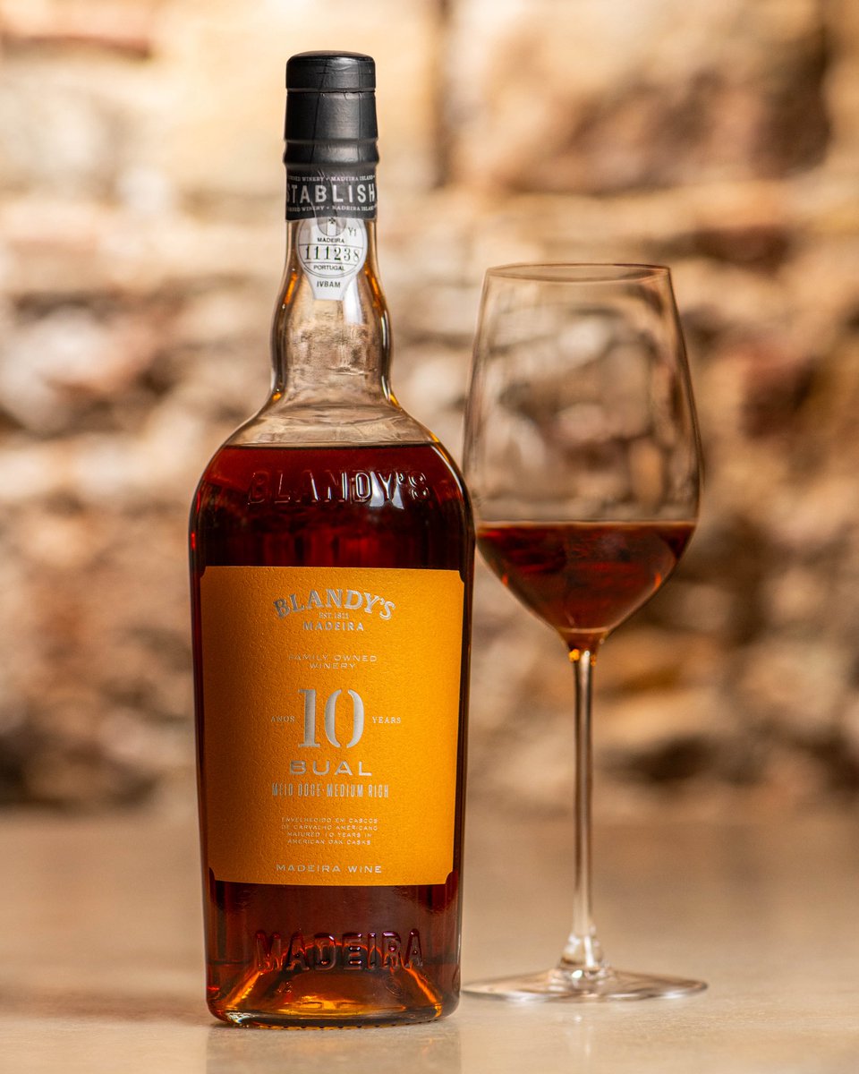 Blandy’s 10 Years Bual es un homenaje a los vinos clásicos de Madeira, con una crianza en barricas de roble durante más de 10 años. Un excelente semidulce con notas de pastel de fruta confitada y toques de caramelo, vainilla y especias dulces. #vinodeldía bit.ly/3HNhKNC