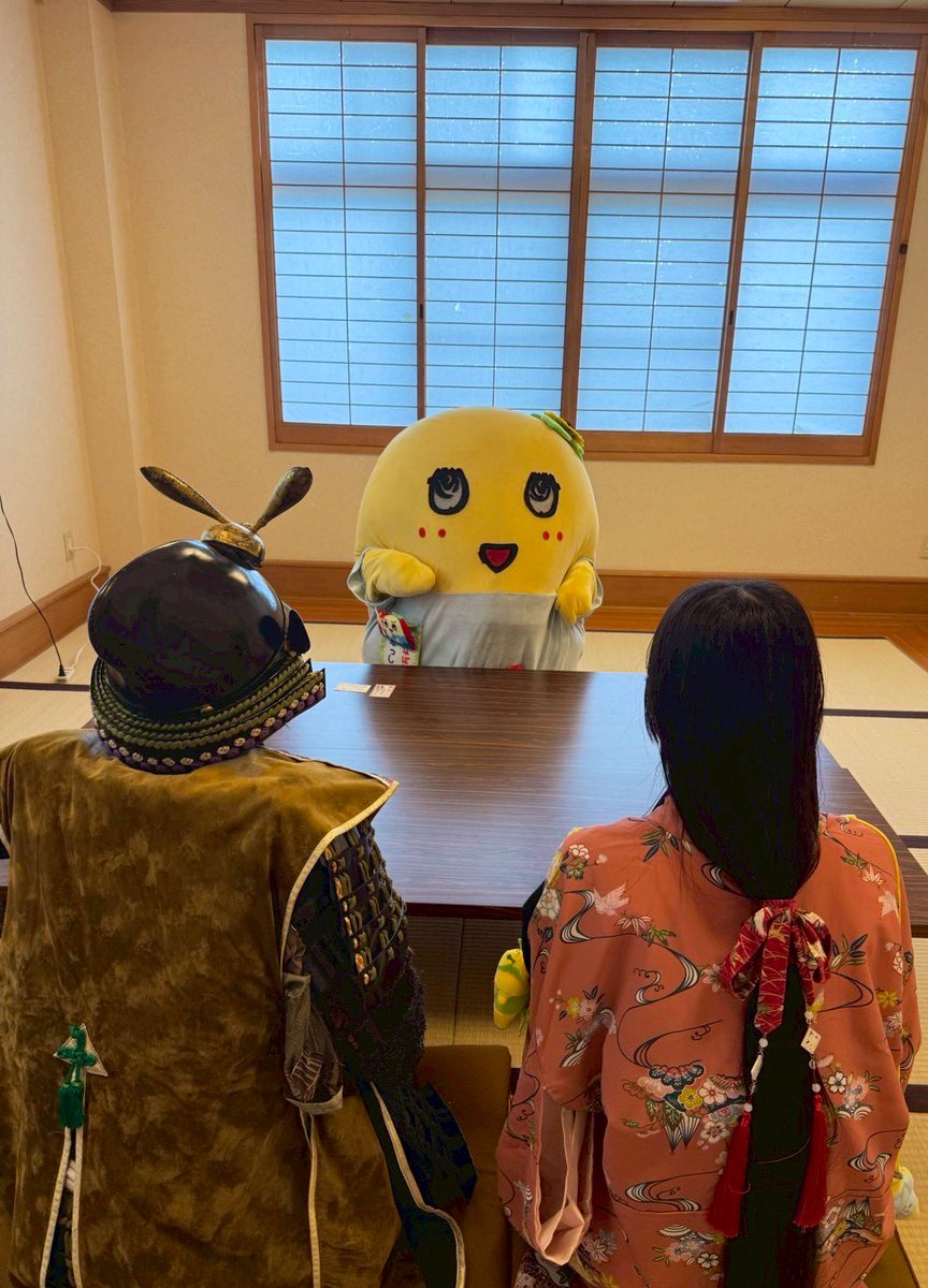 funassyi's tweet image. (。゜▽゜)特技は梨汁です

#情報量多めの面接
#ふなっしーの刀剣展 
#備前長船刀剣博物館