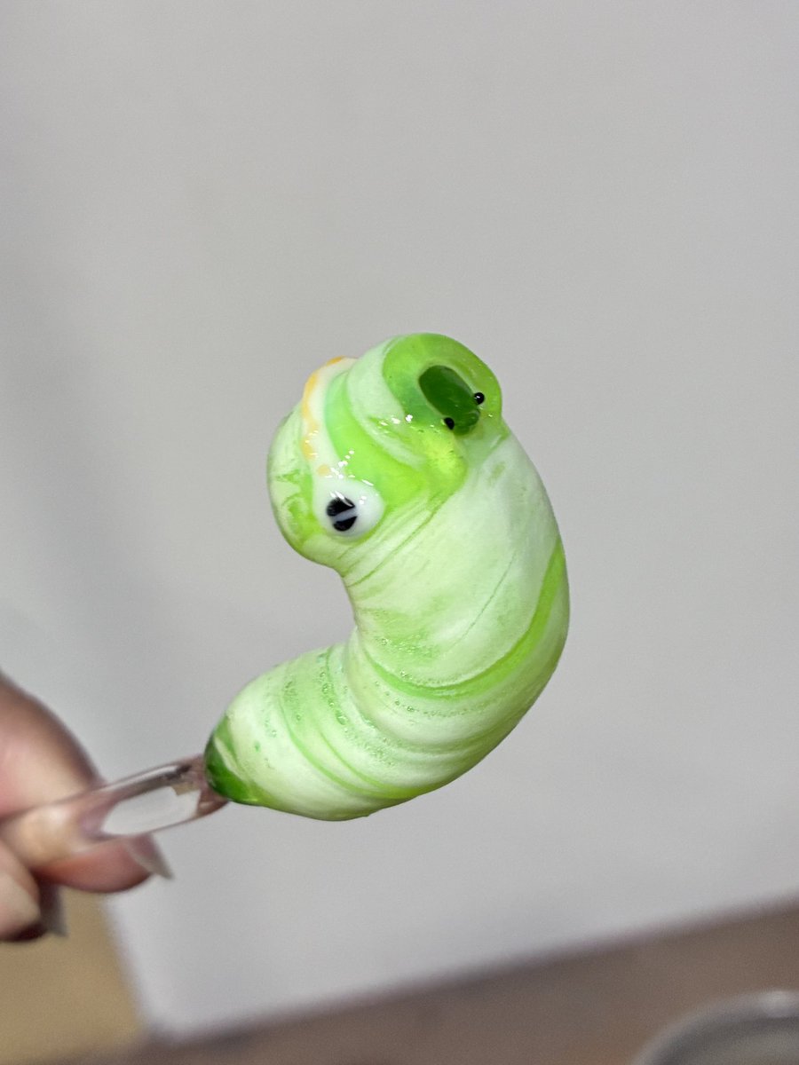 cassacosso's tweet image. 博ふぇすでオーダーいただいた手乗りイモムーちゃん制作中🐛
ちょっとお顔が引っ込み思案になっちゃった💦
これはこれで可愛いけどちょっと気になるのでもう一回作り直します💪
可愛い子を作るぞ✨