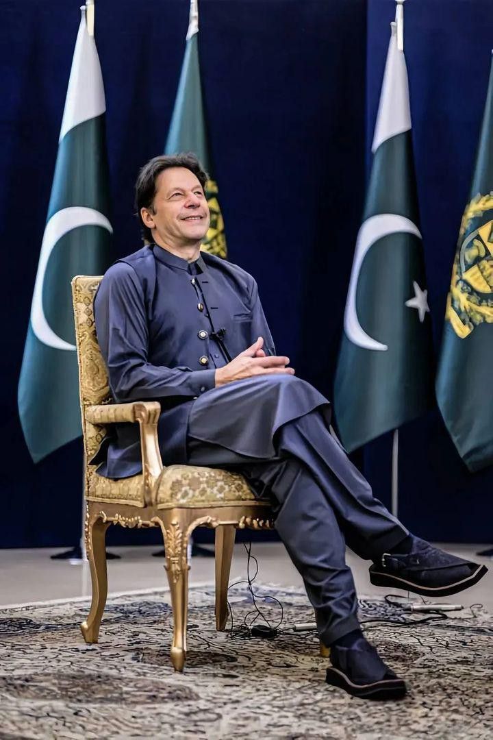 Hk2sa's tweet image. Imran Khan’s silence is louder than their lies.
#عوام_نکلے_گی_تخت_الٹے_گا
@TeamPakPower
@SaeedS914