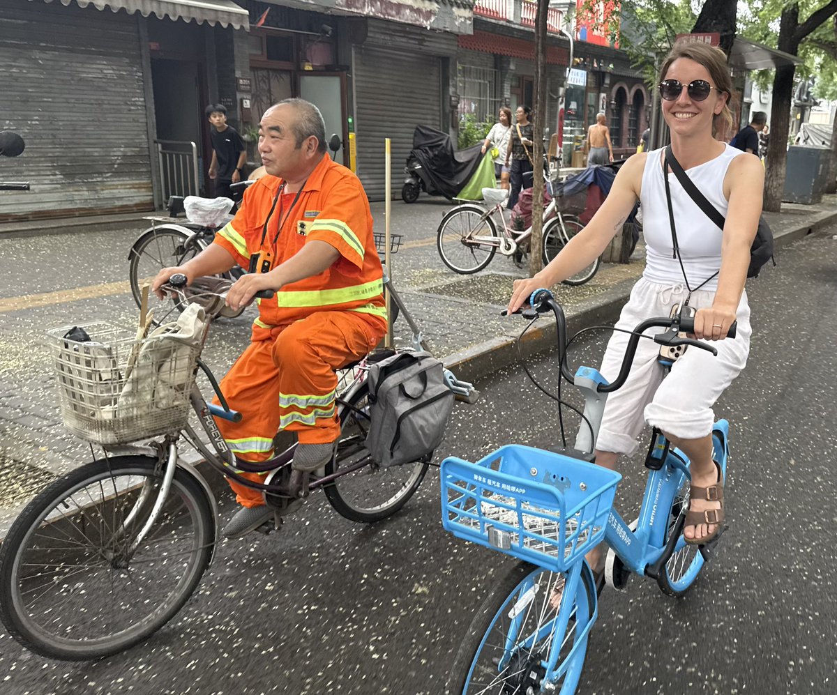 Good Morning China…. eine Million Publi-Bike soll es geben in Beijing. Und ja; die Velos sind in top Zustand und  voll digitalisiert. DIE Alternative die Stadt zu entdecken….
