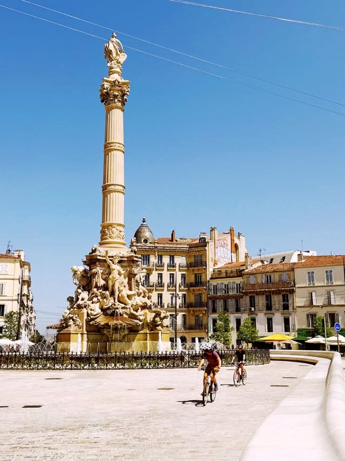 MadeMarseille's tweet image. La nouvelle place Castellane sous un beau ciel bleu ☀️
📸 @ottobre83