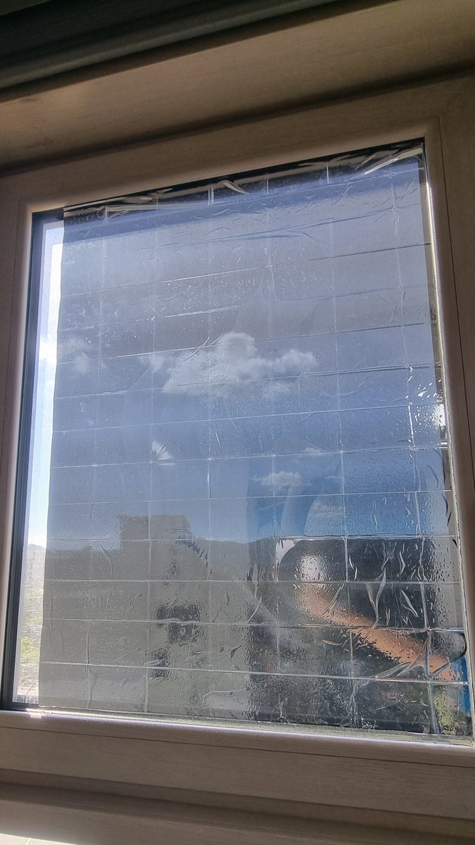 결국 창문에 은박담요 붙였다
창문 단열이 잘 안 되는 집인 경우 창문 은박담요 붙이는 거 꽤 괜찮습니다 빛은 반투명하게 들어오고 열은 상당히 차단함
1. 분무기로 창문에 물을 뿌린다
2. 지난 겨울 집회에서 쓰고 남은 은박담요를 붙인다
3. 창문 사이즈에 맞춰서 자른다