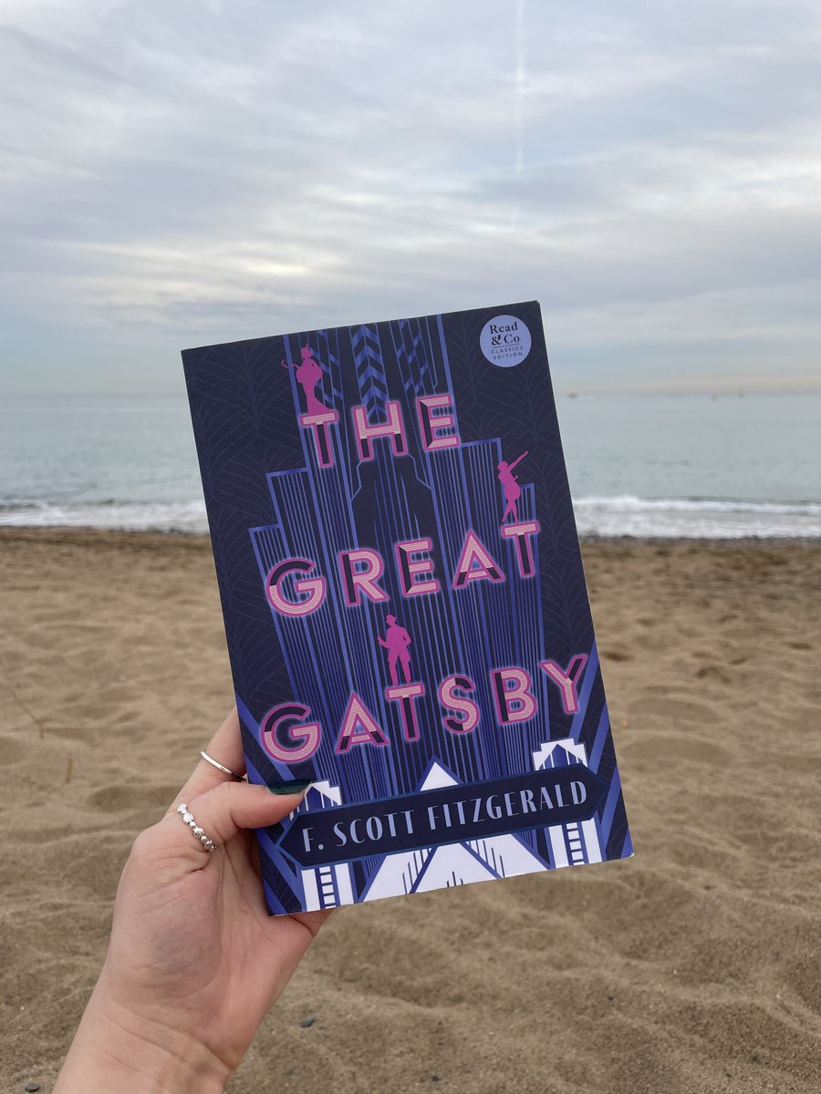 If you're looking for the perfect short read to take on holiday with you this year, we recommend 'The Great Gatsby'. This intricate portrait of the Jazz Age is just 153 pages and one of the greatest literary works. Discover our edition here: tinyurl.com/5n8njn73